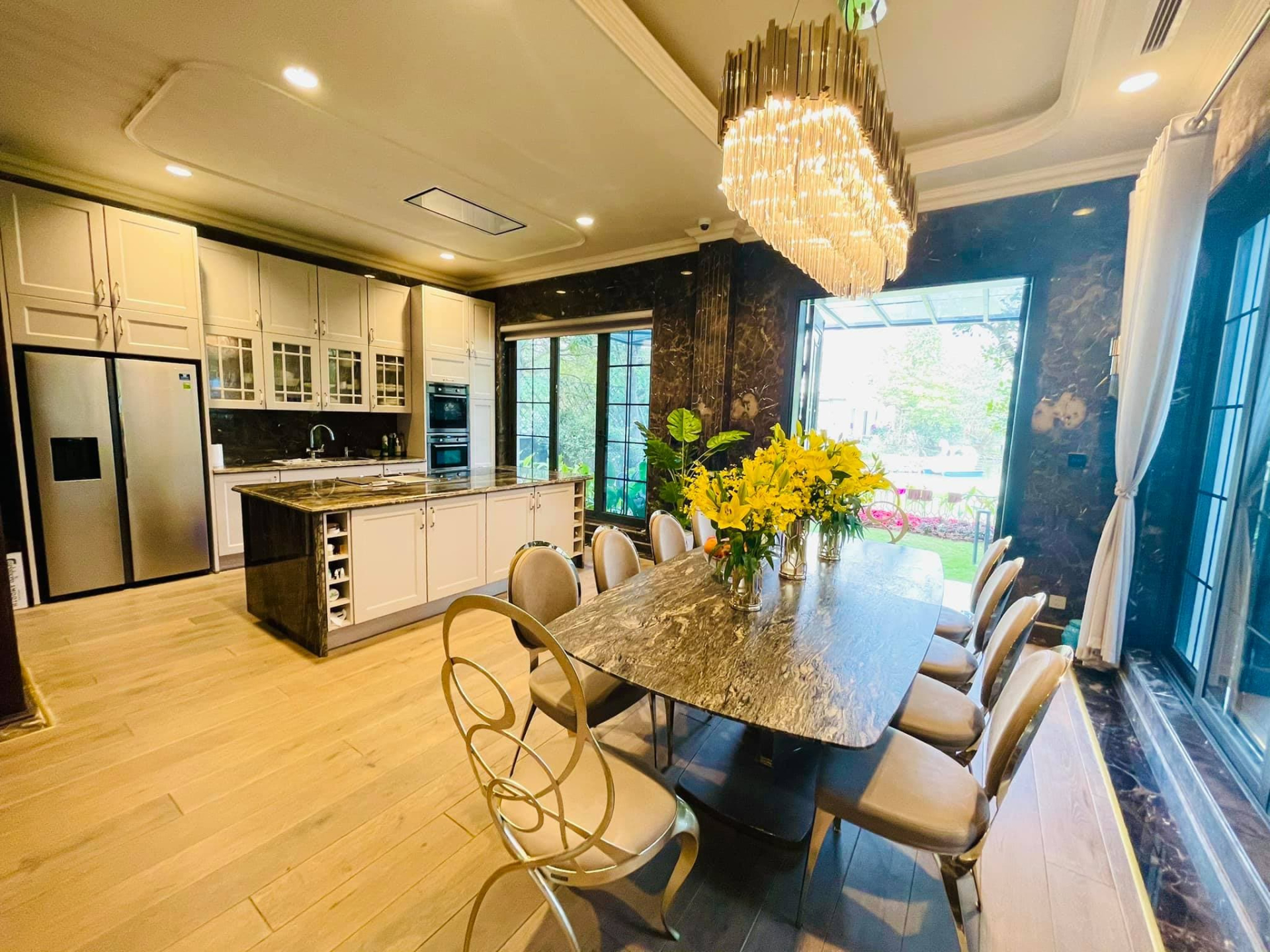 Khu vực bếp nấu thoáng đãng, tiện nghi