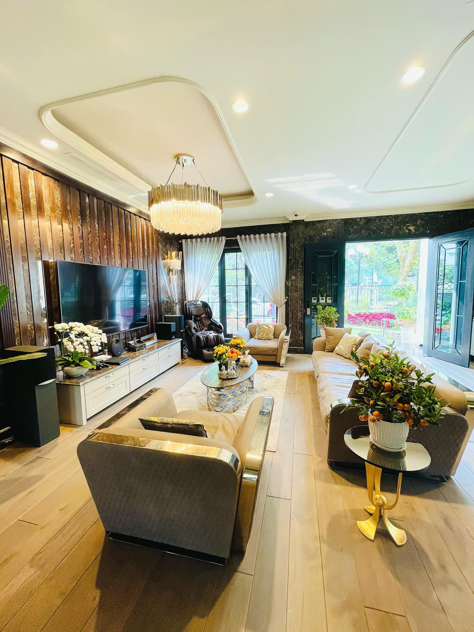 Không gian có nhiều hệ cửa kính giúp đón ánh sáng vào nhà