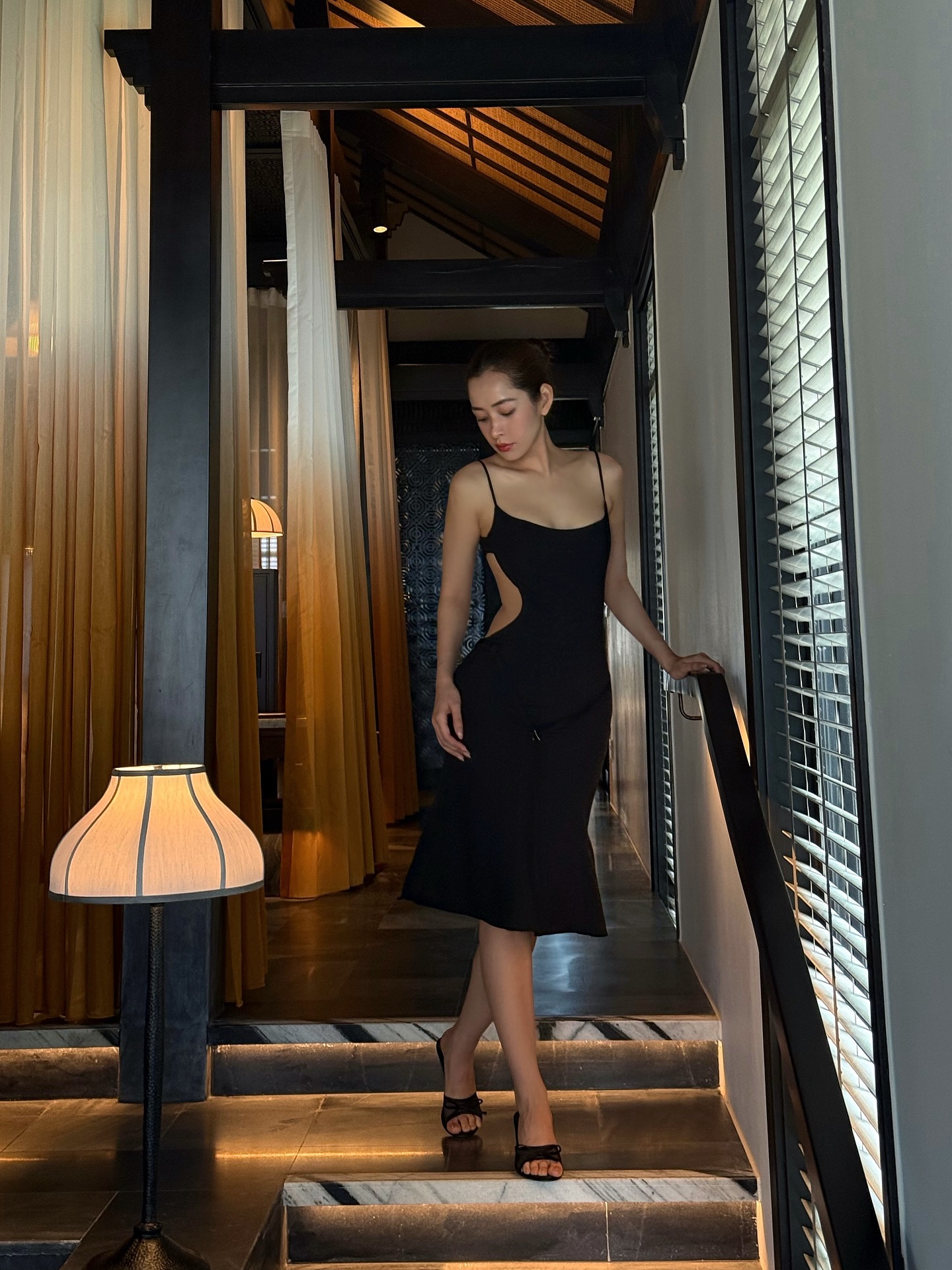 Chi Pu nghỉ lễ cùng trai đẹp cao 1m85, khoe lưng trần nuột không ai bằng