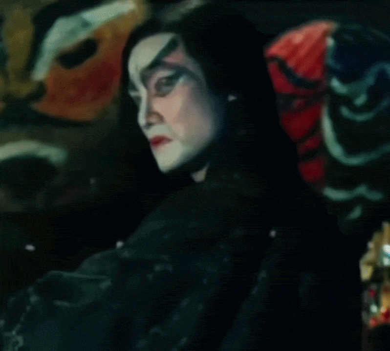 Nhân vật vừa ma mị vừa nguy hiểm khiến người xem sởn da gà