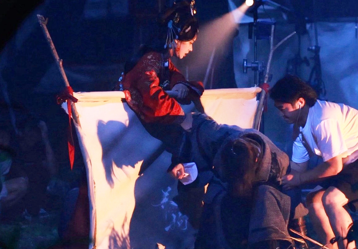 Lâm Duẫn và nhân viên phải giúp đỡ Trương Lăng Hách