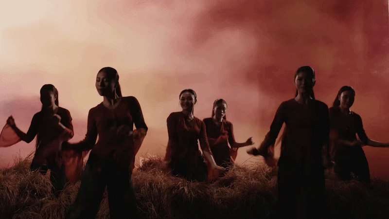 Châu Đăng Khoa nhấn mạnh khi đặt câu hát vào toàn bộ phần điệp khúc, điều anh muốn truyền tải là niềm tự hào dân tộc và tinh thần của người Việt Nam