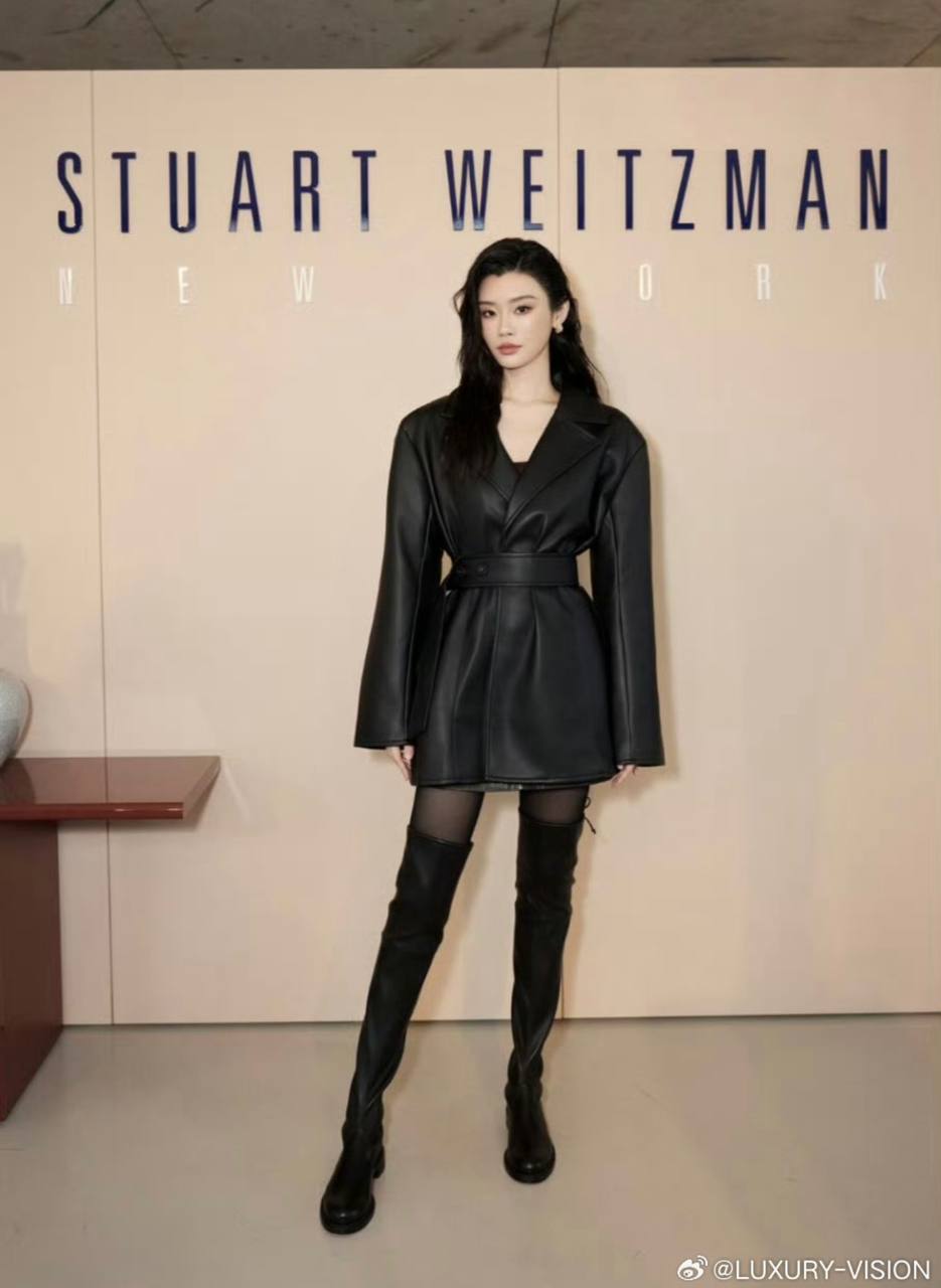 Nàng dâu gia tộc nghìn tỷ mặc đơn giản đi event vẫn sang, visual U40 khó tin