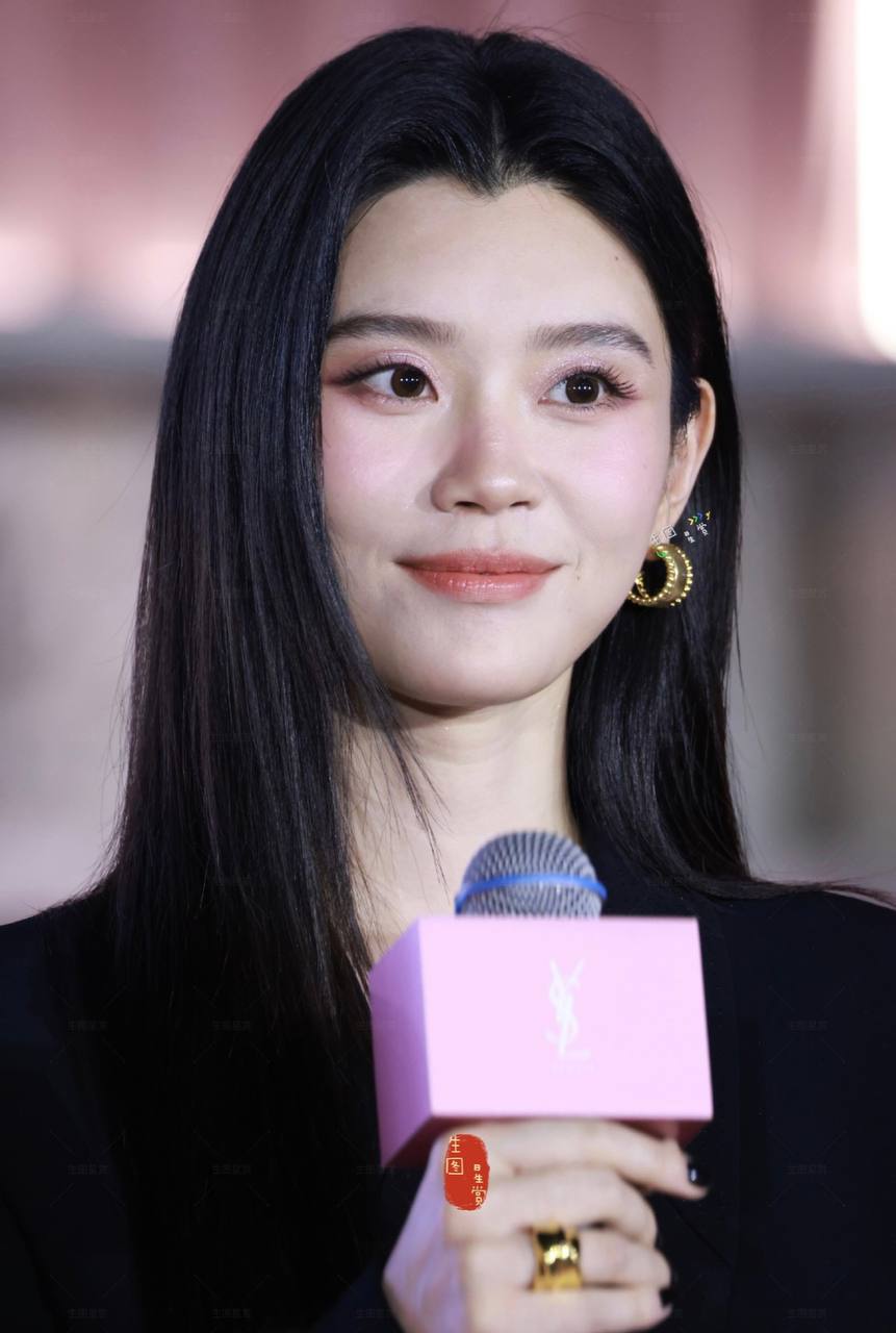 Cận cảnh nhan sắc trẻ trung của Hề Mộng Dao với layout makeup tông cam đào ngọt ngào. (Ảnh: Weibo)