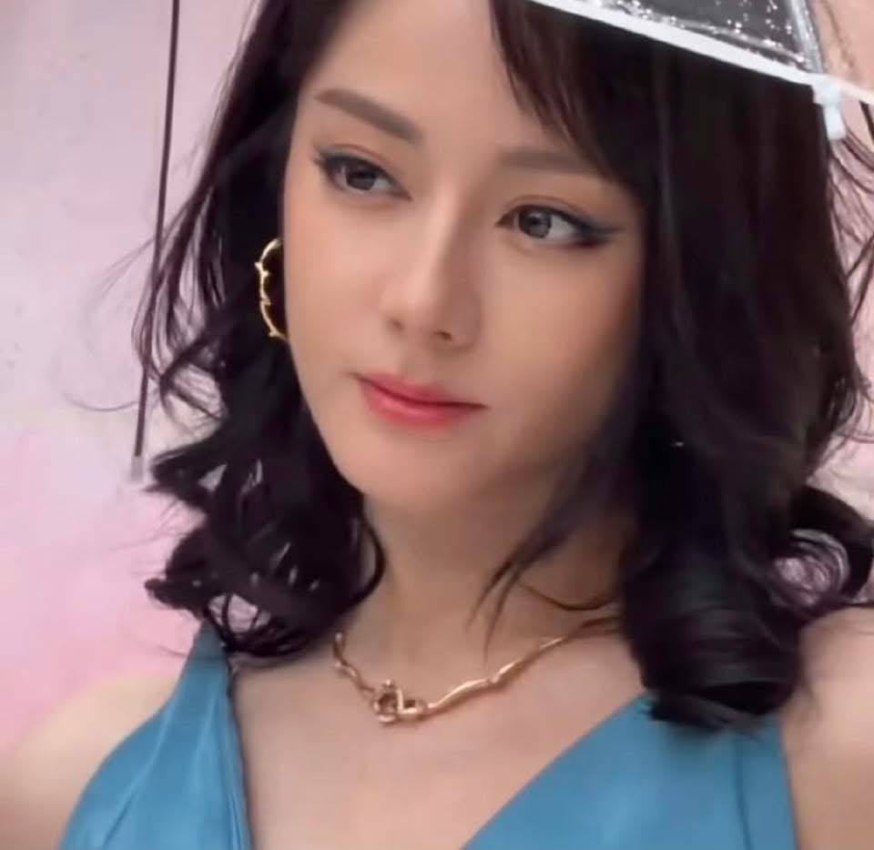 Phần mắt trang điểm phá cách lệch pha hoàn toàn với tóc và tạo hình của nữ diễn viên. 