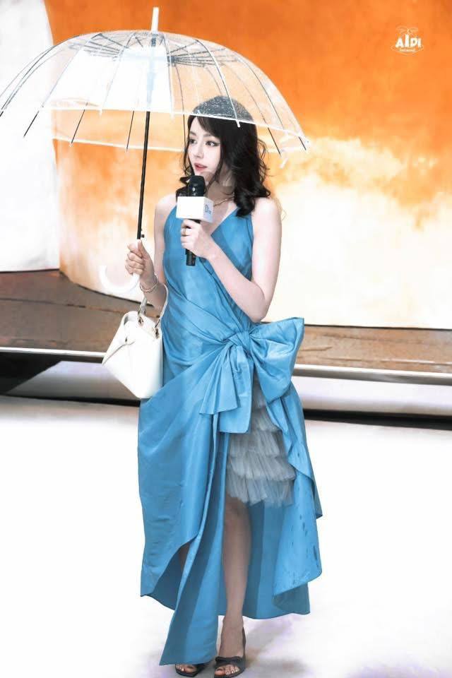 Địch Lệ Nhiệt Ba trở thành bà thím trong sự kiện Dior