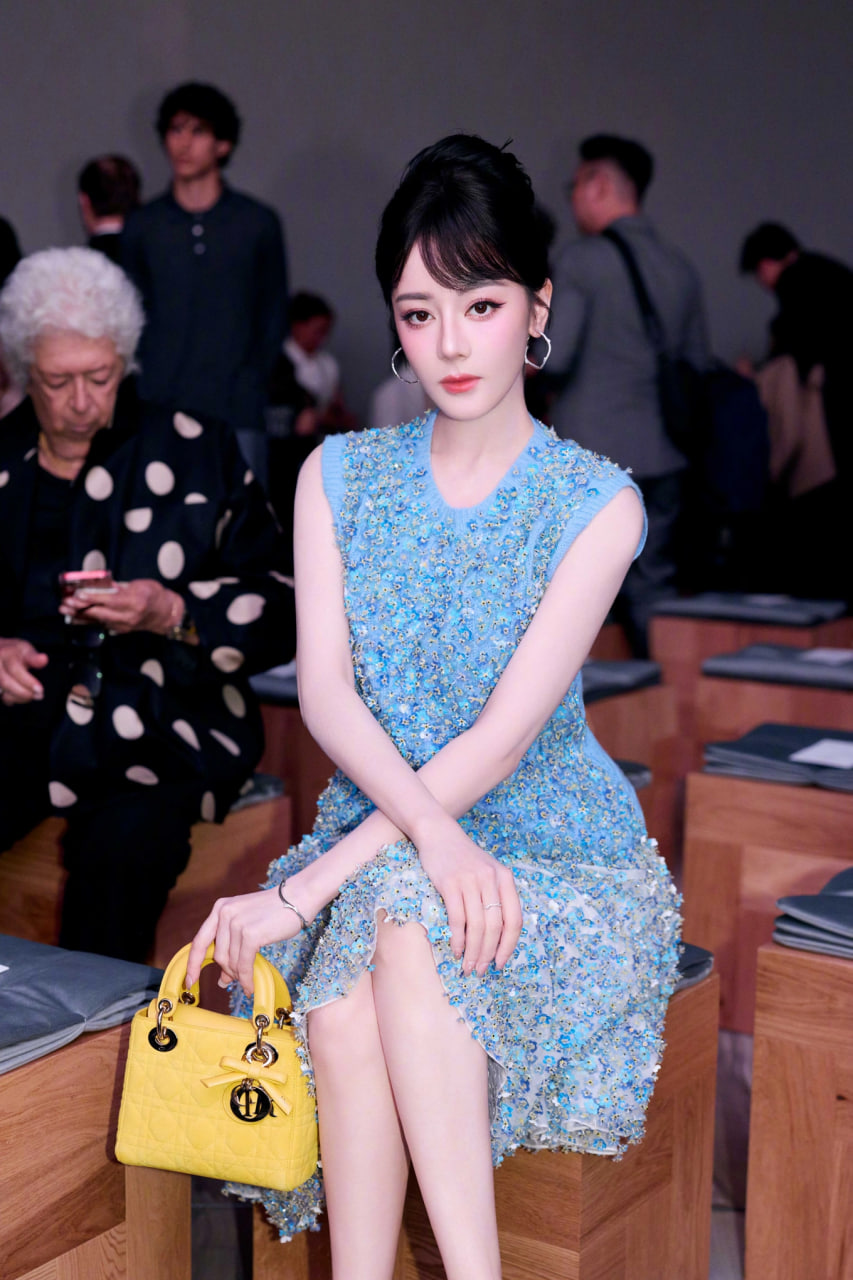 Địch Lệ Nhiệt Ba trở thành bà thím trong sự kiện Dior