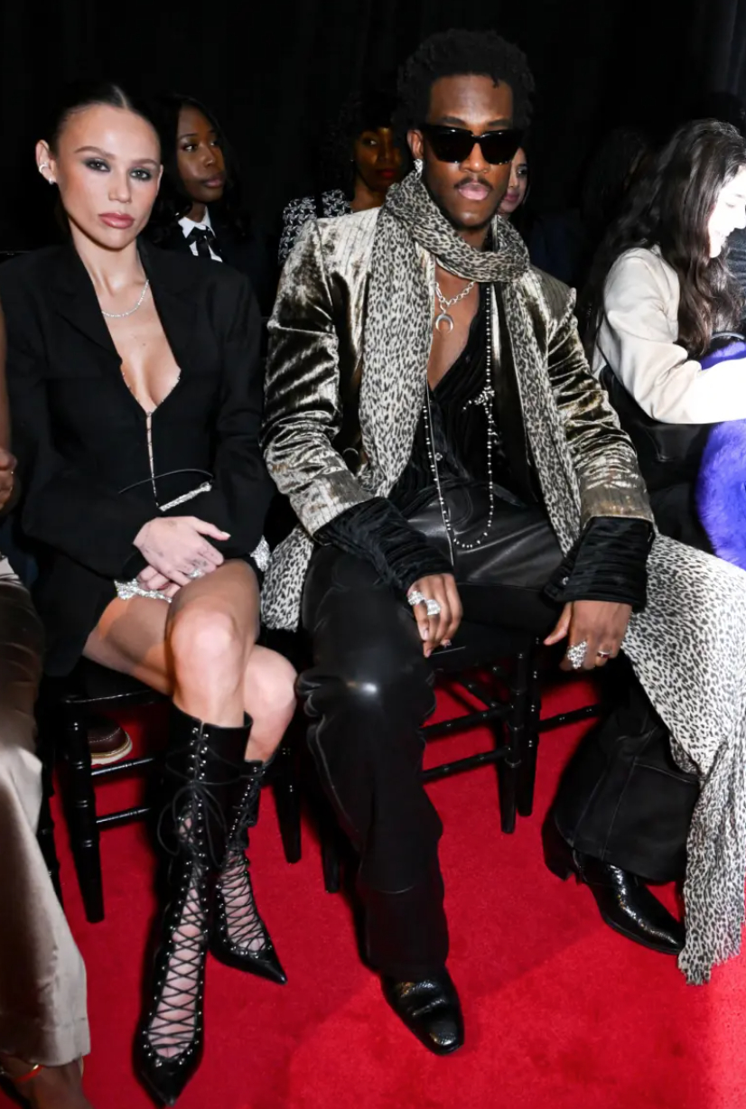 Wisdom Kaye ngồi front row, mặc đồ được styling chỉn chu từ đầu đến chân, và quan trọng nhất trông hoàn toàn không lạc quẻ.