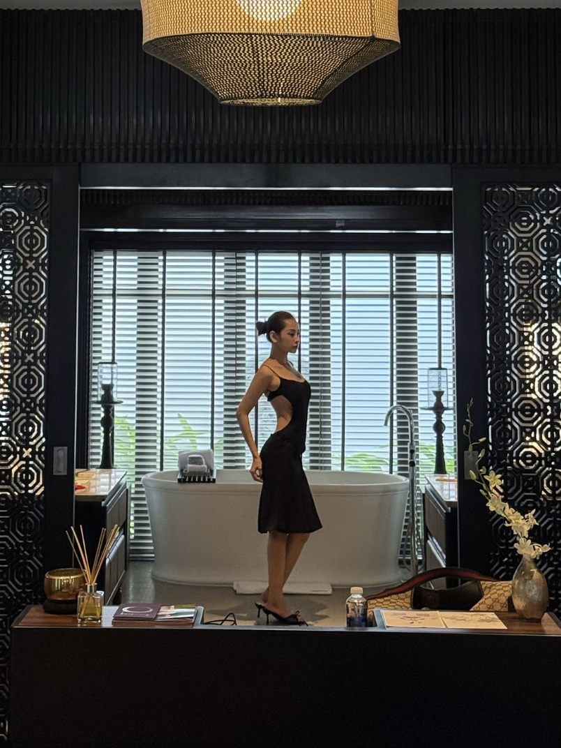 Chi Pu nghỉ lễ cùng trai đẹp cao 1m85, khoe lưng trần nuột không ai bằng