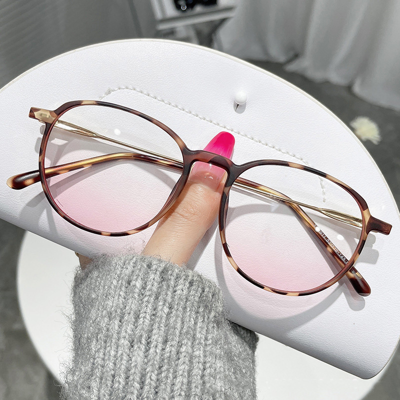 Chiếc kính cho hiệu ứng má hồng vô cùng tự nhiên. (Nguồn: Instagram)