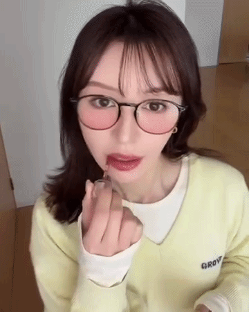 Kính cận khiến má ửng hồng: Trend vừa học bá vừa xinh đẹp này bạn đã biết để đu chưa?