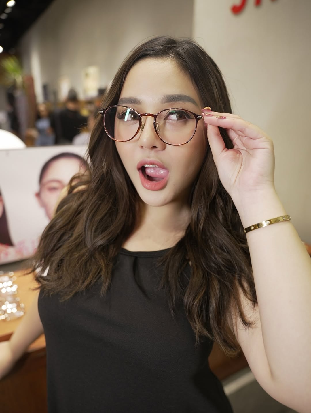 Các thiết kế kính má hồng đa dạng phù hợp với nhiều kiểu khuôn mặt. (Nguồn: Instagram)