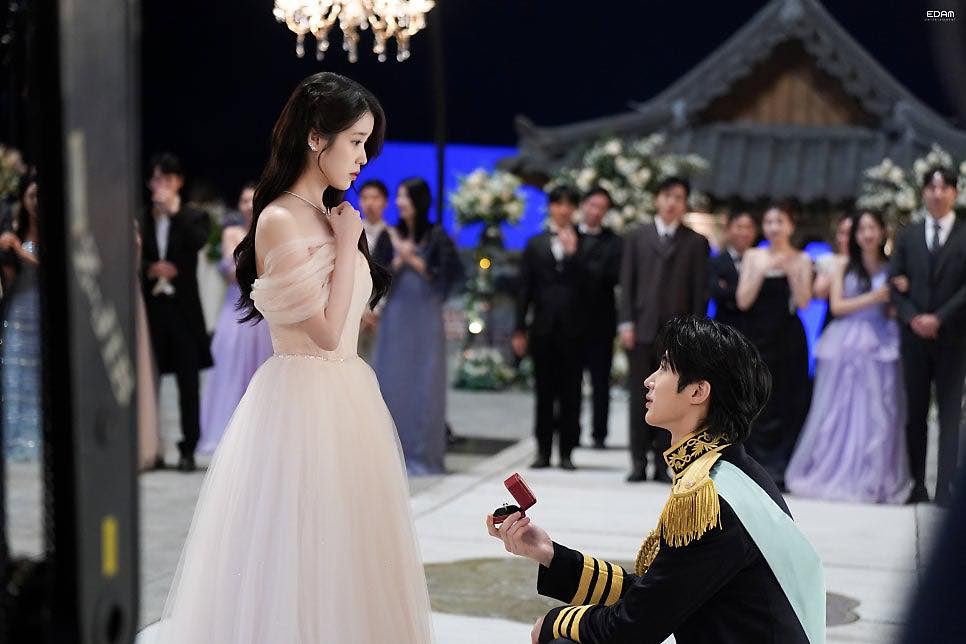 Màn cầu hôn chấn động MXH khiến thành tích của Perfect Crown bùng nổ