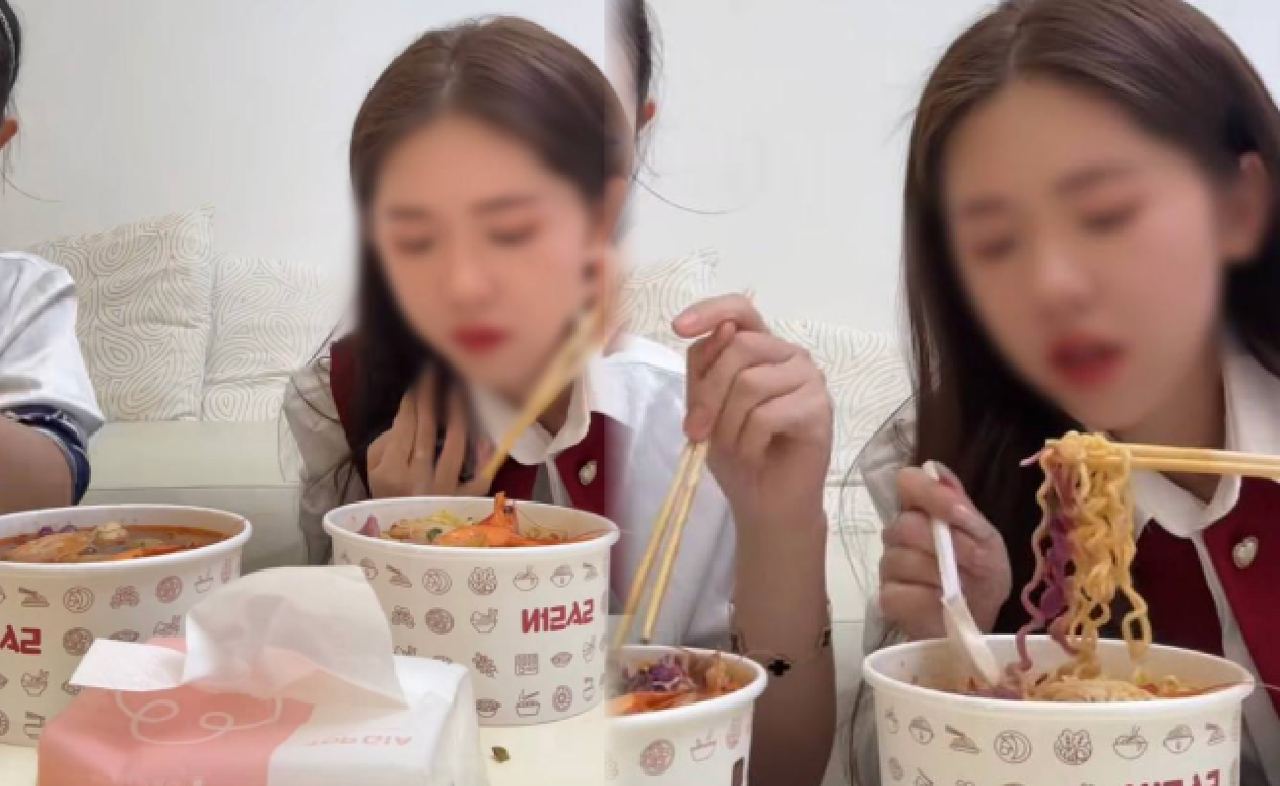 Khi ăn mì cay Sasin, nữ TikToker tiếp tục tỏ thái độ không hài lòng, liên tục chê dở. Ảnh: Chụp màn hình