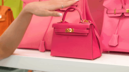 Một trong những chiếc Kelly màu hồng là quà Giáng sinh từng được Kylie chia sẻ trong clip room tour năm 2018.