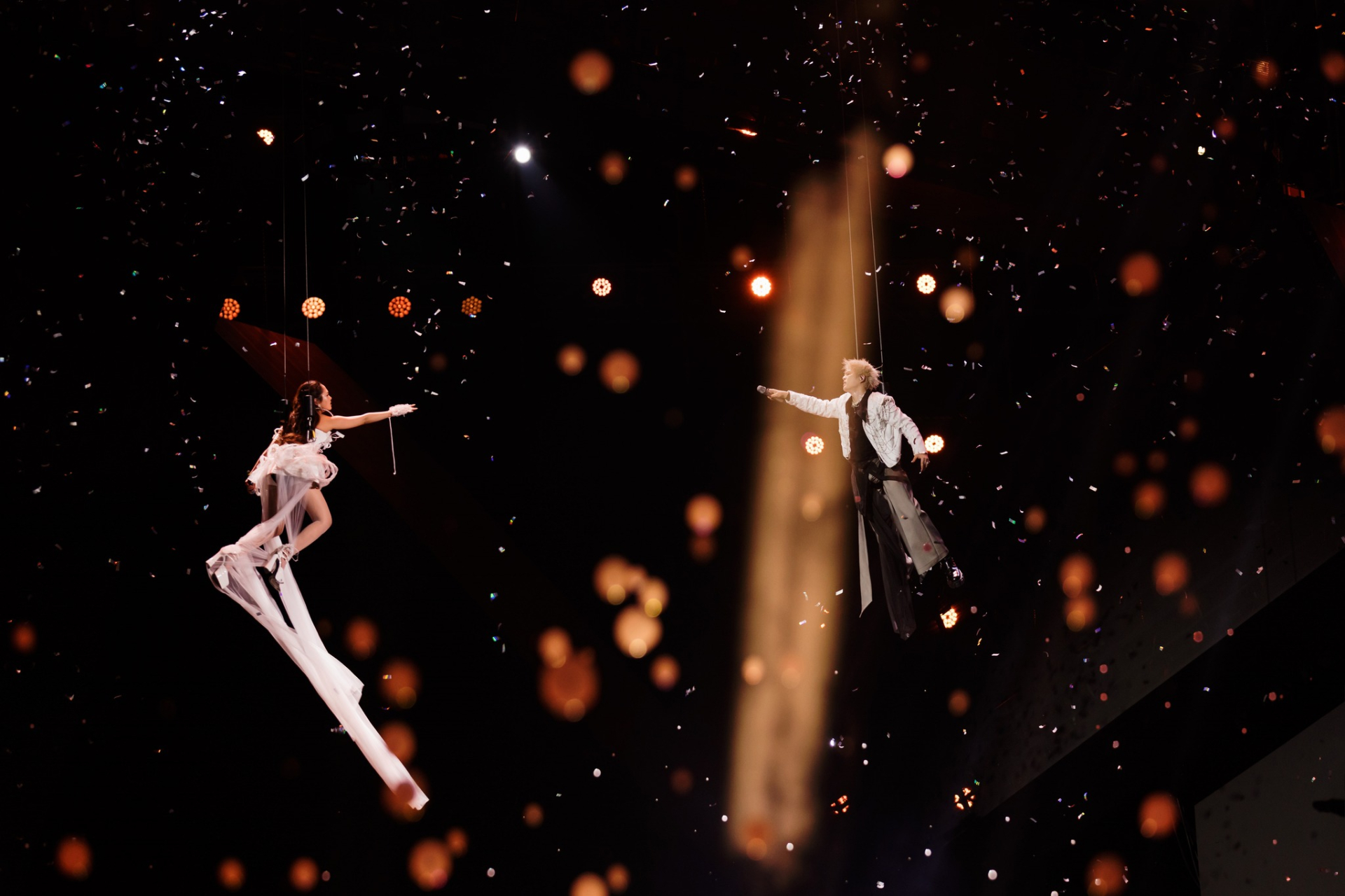 Một trong những khoảnh khắc nhiều cảm xúc nhất đêm diễn là màn tái ngộ giữa RHYDER và Phương Mỹ Chi sau 13 năm kể từ thời cùng xuất hiện ở Giọng hát Việt Nhí 