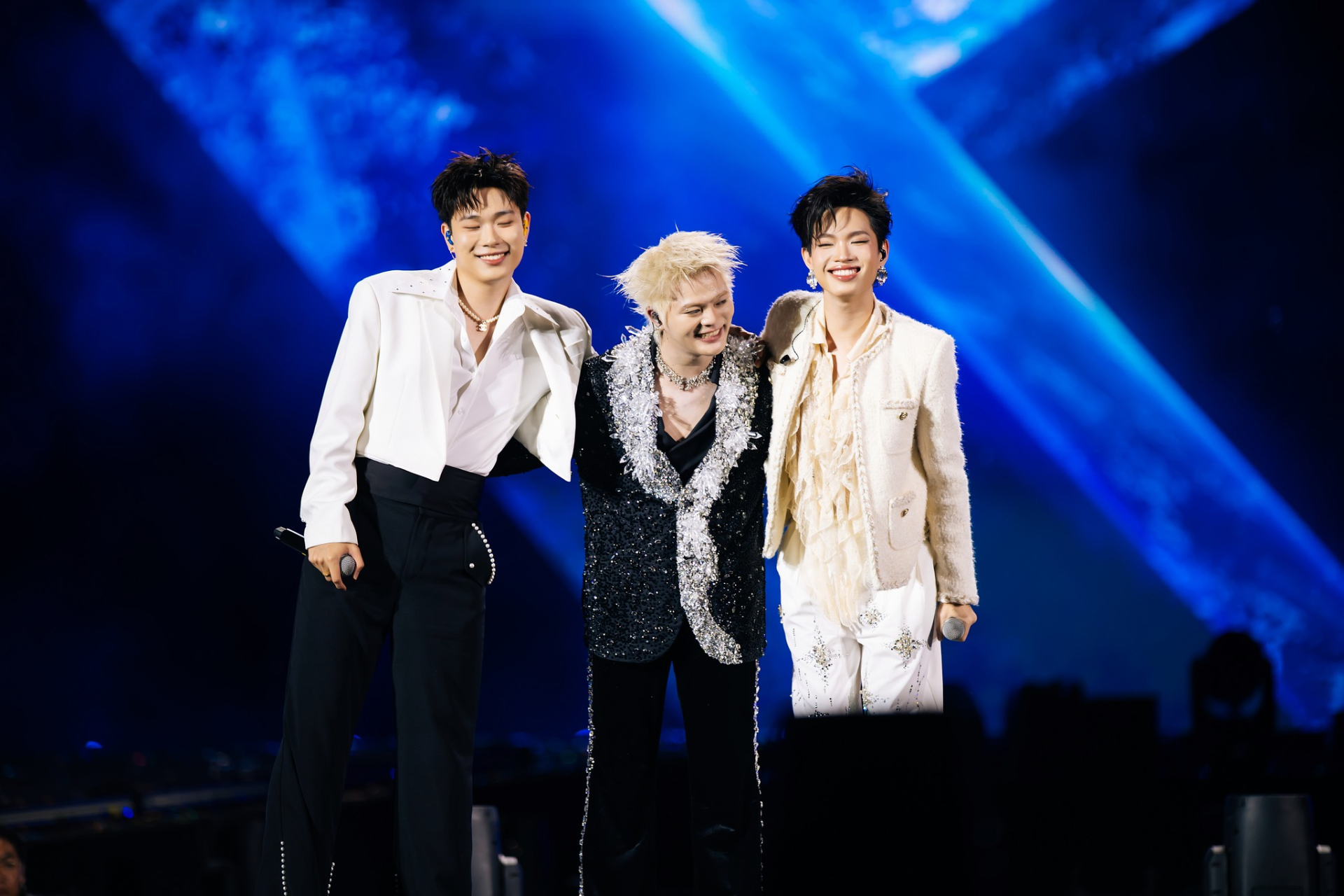 Sự hiện diện của nhiều đồng nghiệp cũng phản ánh vị trí của RHYDER trong showbiz Việt hiện tại