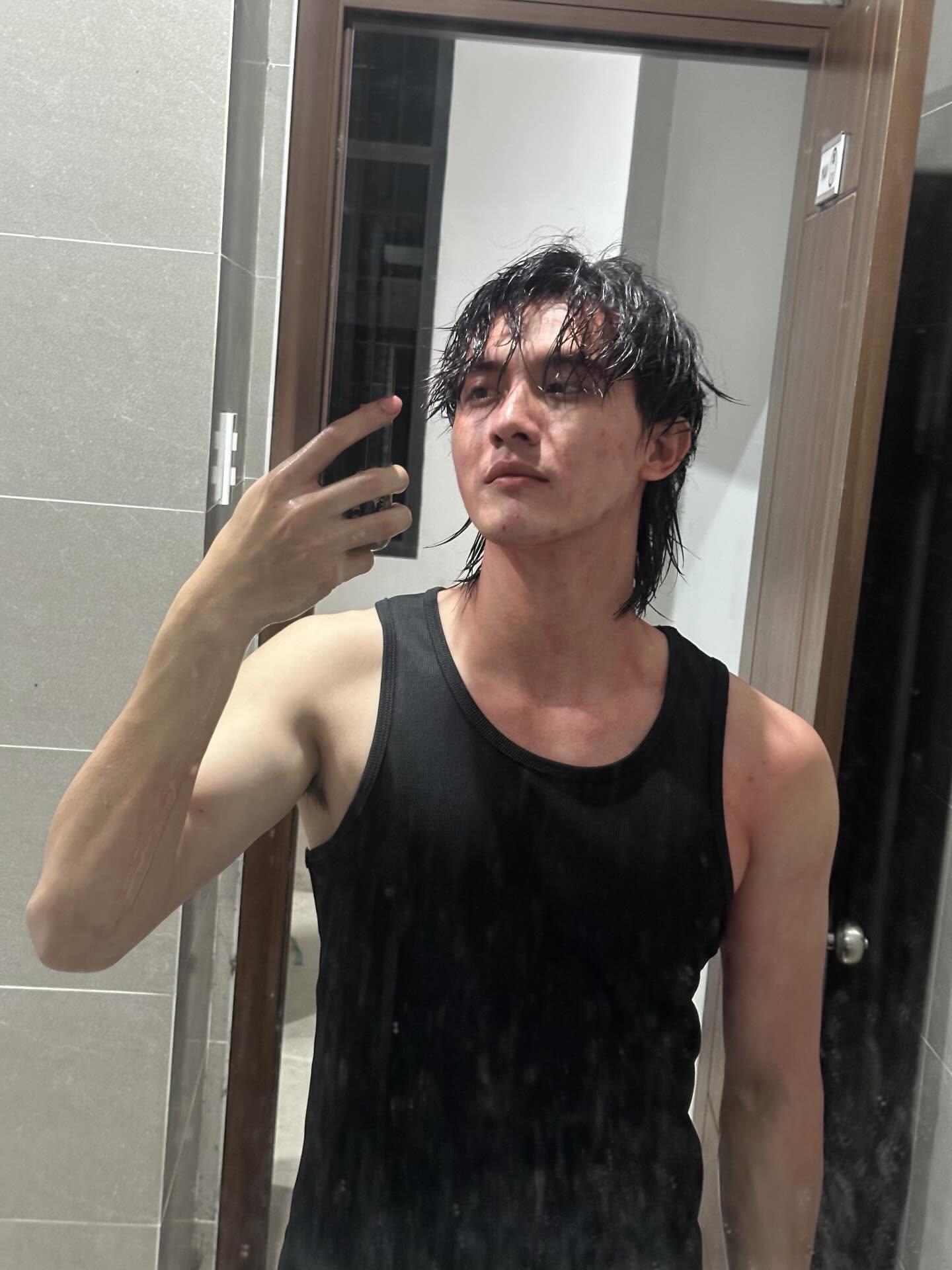 Trần Ngọc Vàng hi sinh cho vai diễn, phải sử dụng đến kem đánh răng để tẩy hết những lớp màu trên mặt và body. (Ảnh: Threads)