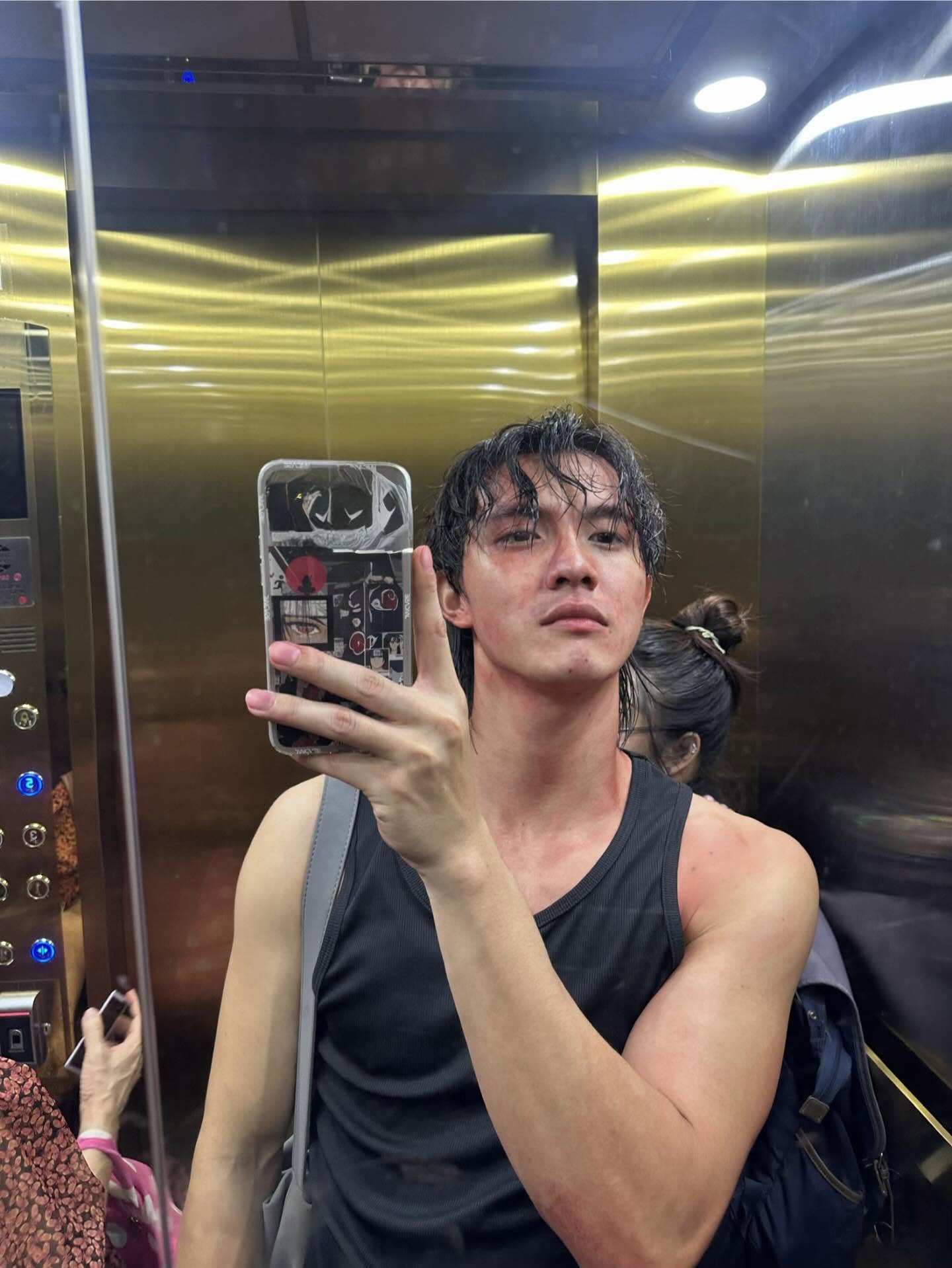 Mỹ nam 6 múi hot nhất Việt Nam công khai tẩy trang bằng kem đánh răng