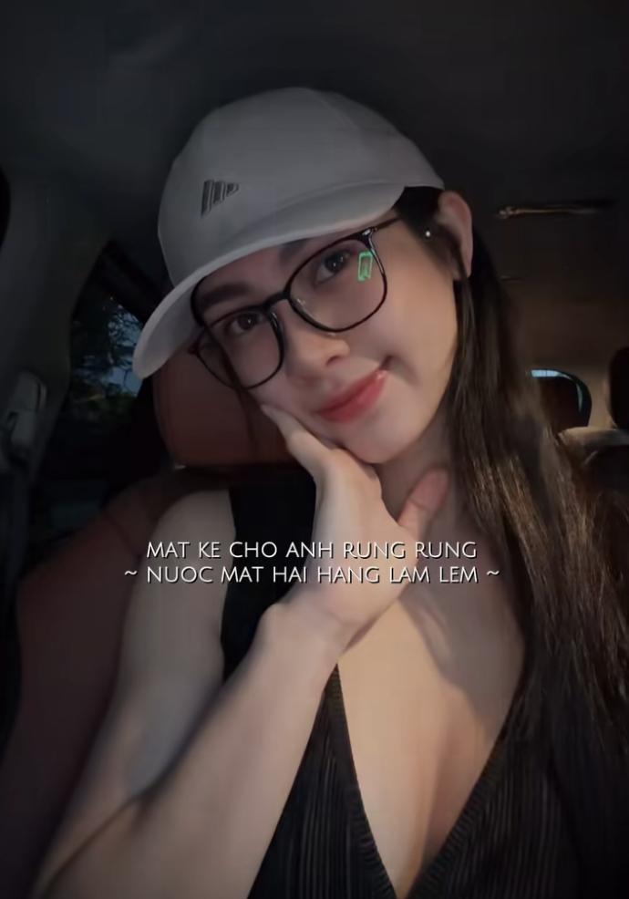 Những bài hát tình yêu mang màu sắc buồn bã khiến cư dân mạng thắc mắc về tình trạng hiện tại giữa nàng hậu và bạn trai thiếu gia