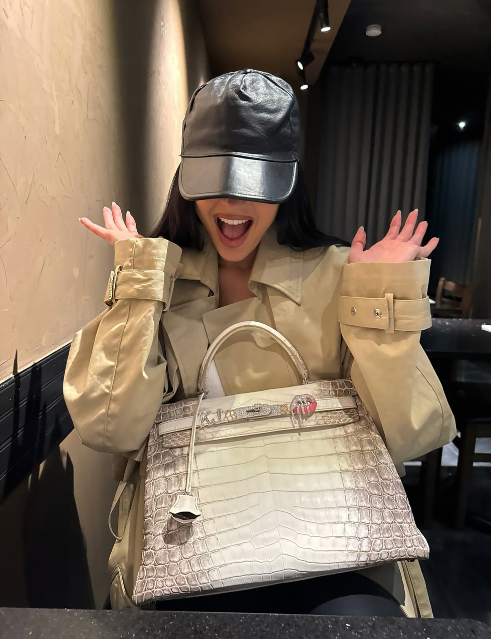 Chiếc Kelly 35 nạm kim cương mà cô nàng cực kỳ đam mê.