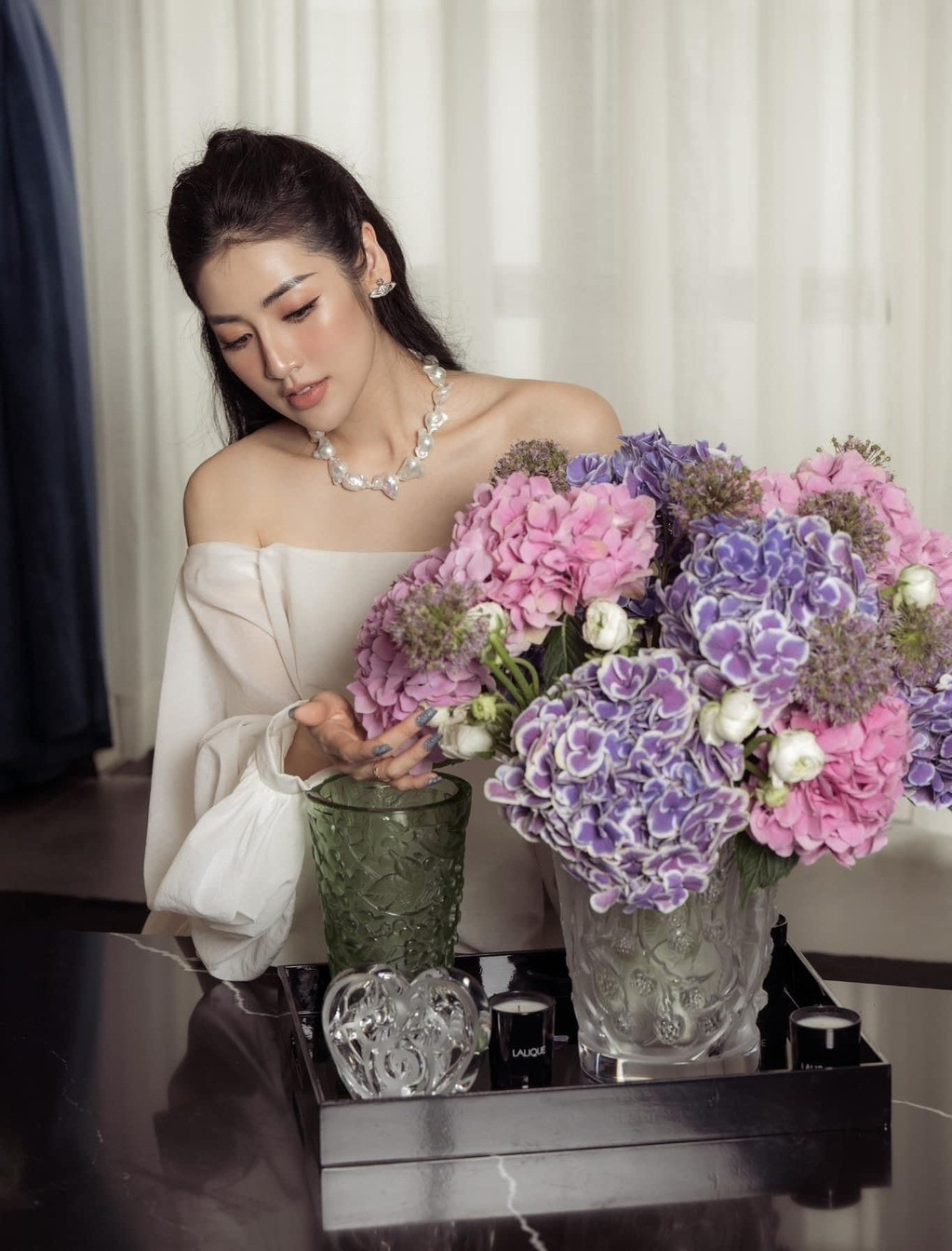 Á hậu Dương Tú Anh thích trưng hoa tươi trong nhà