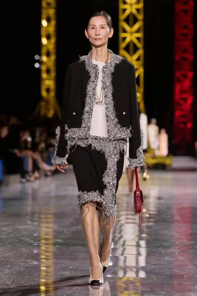 Mẹ 7 con thành người mẫu Chanel ở tuổi 60: Hành trình vươn lên từ tuổi thơ cơ cực