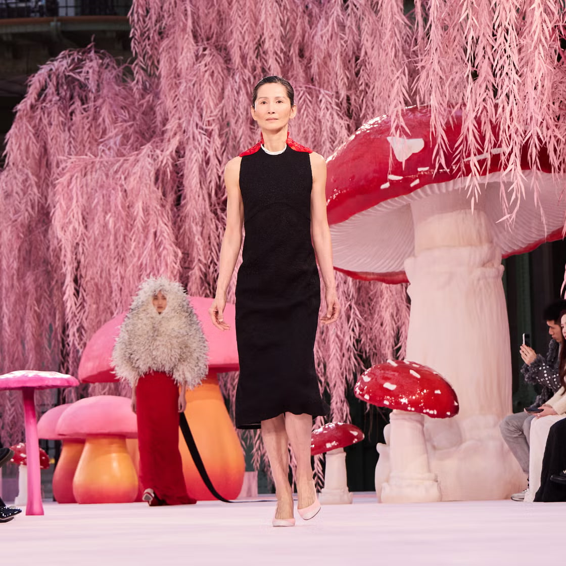 Christina Chung trên sàn runway của Chanel. (Ảnh: Instagram)
