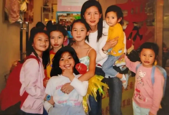 Christina Chung cùng 6 người con gái. (Ảnh: Instagram)