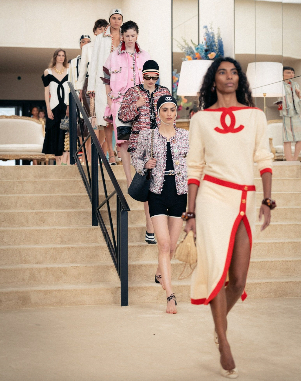 Tuy nhiên nhìn chung, BST Cruise đầu tiên của Chanel dưới era sáng tạo của Matthieu Blazy vẫn được nhiều tín đồ thời trang khen ngợi. Toàn bộ collection đi theo hướng dễ nhận diện: tweed, váy suông, suit gọn gàng, đồ bơi retro… được giữ nguyên cấu trúc quen thuộc nhưng thay đổi ở chất liệu và cách xử lý bề mặt. Ảnh: X