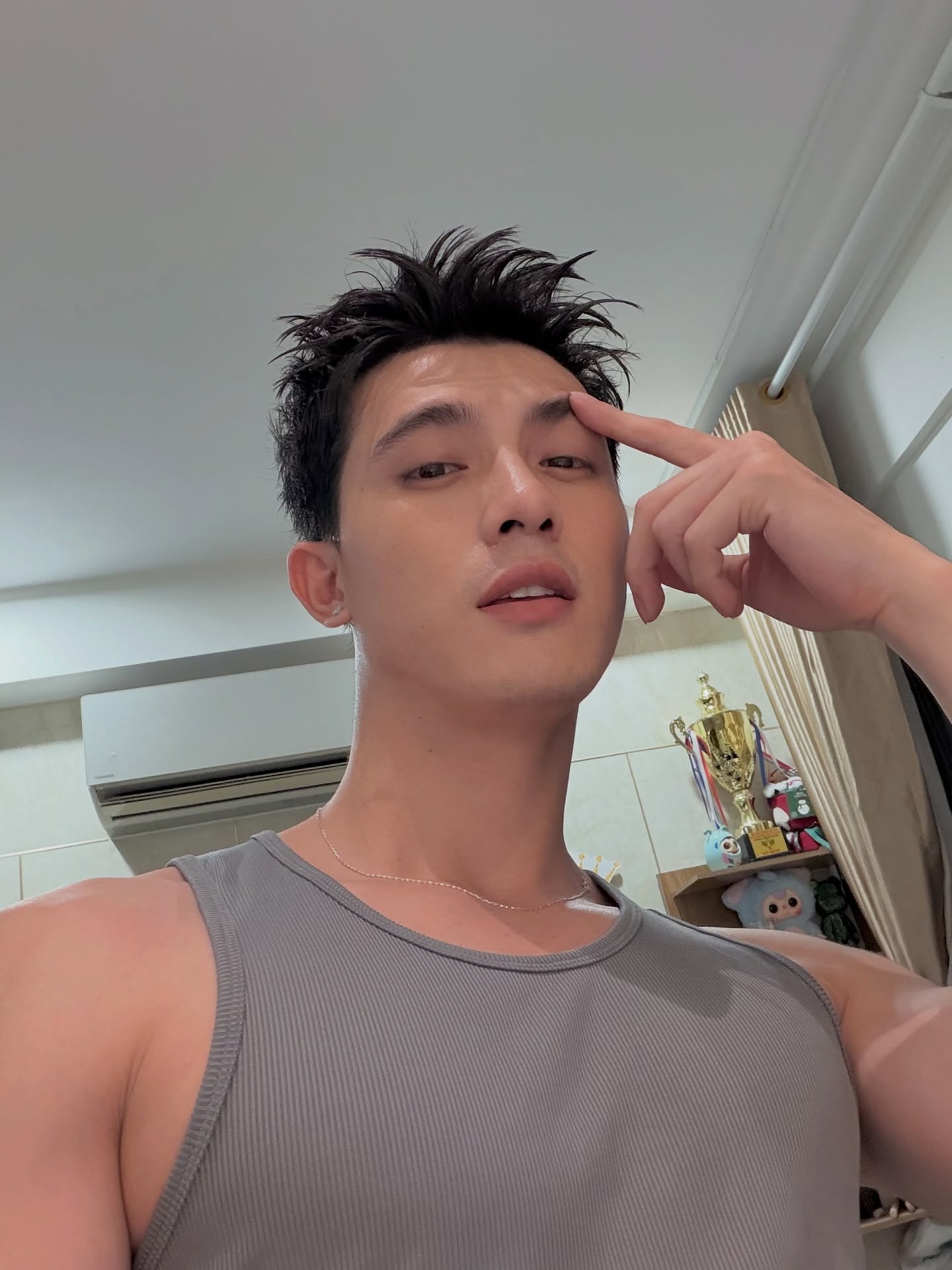 Mỹ nam 6 múi hot nhất Việt Nam công khai tẩy trang bằng kem đánh răng