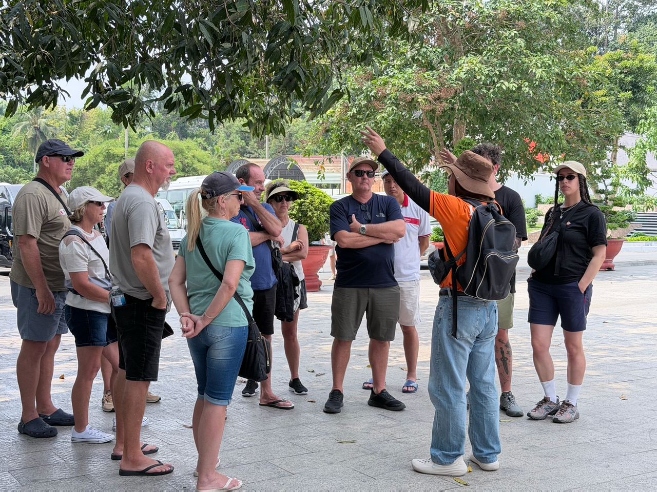 Khách Tây chăm chú nghe lịch sử tại Địa đạo Củ Chi ngày 30/4