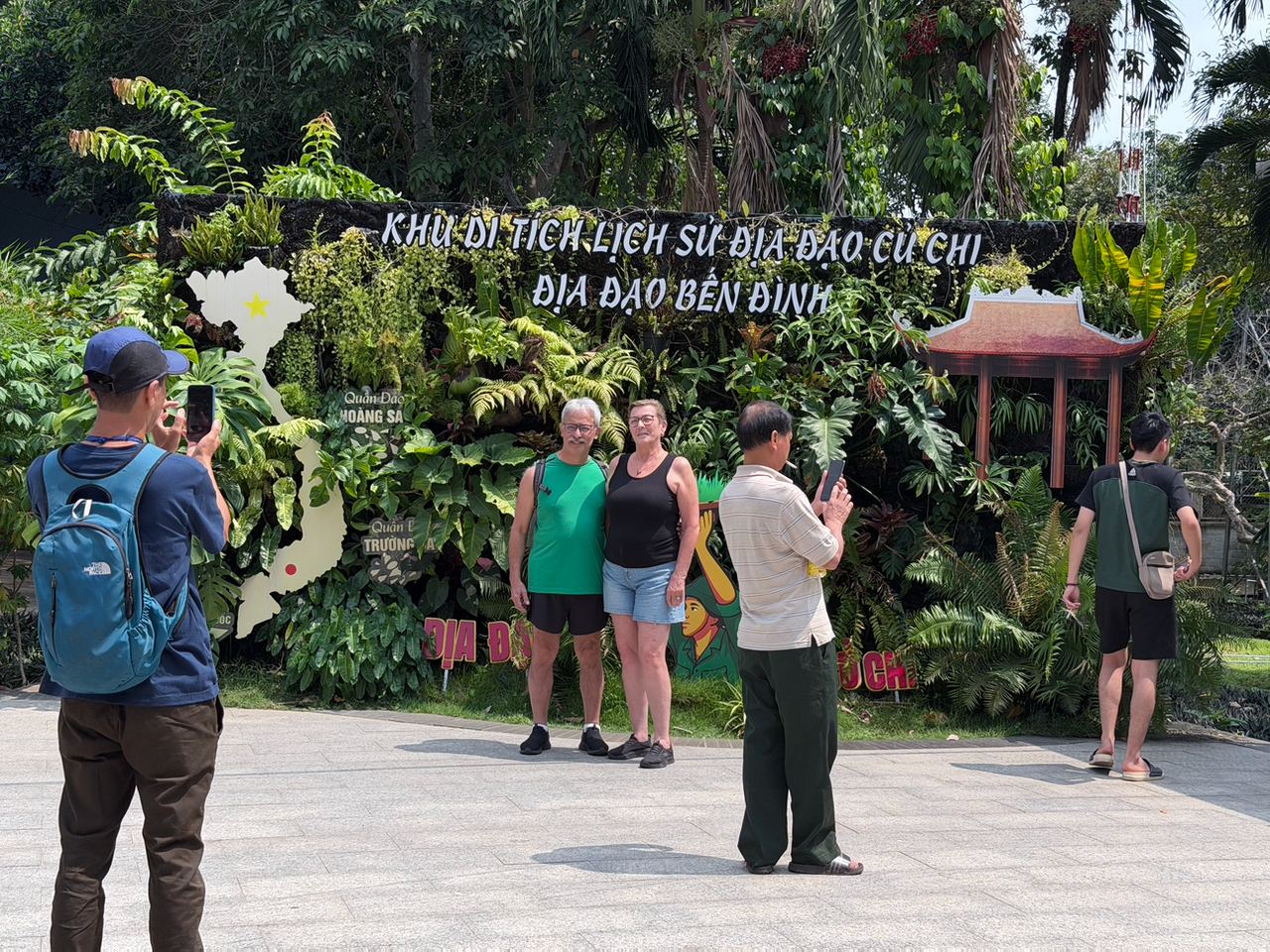 Từ sáng sớm 30/4, không khí tham quan đã diễn ra vô cùng náo nhiệt 