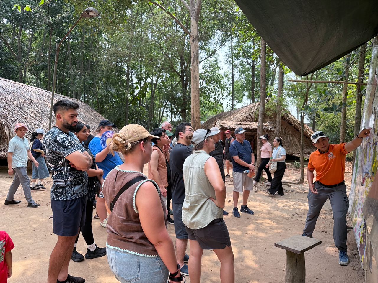 Không chỉ khách du lịch mà các em nhỏ cũng chăm chú nghe hướng dẫn viên chia sẻ về các sự kiện lịch sử 