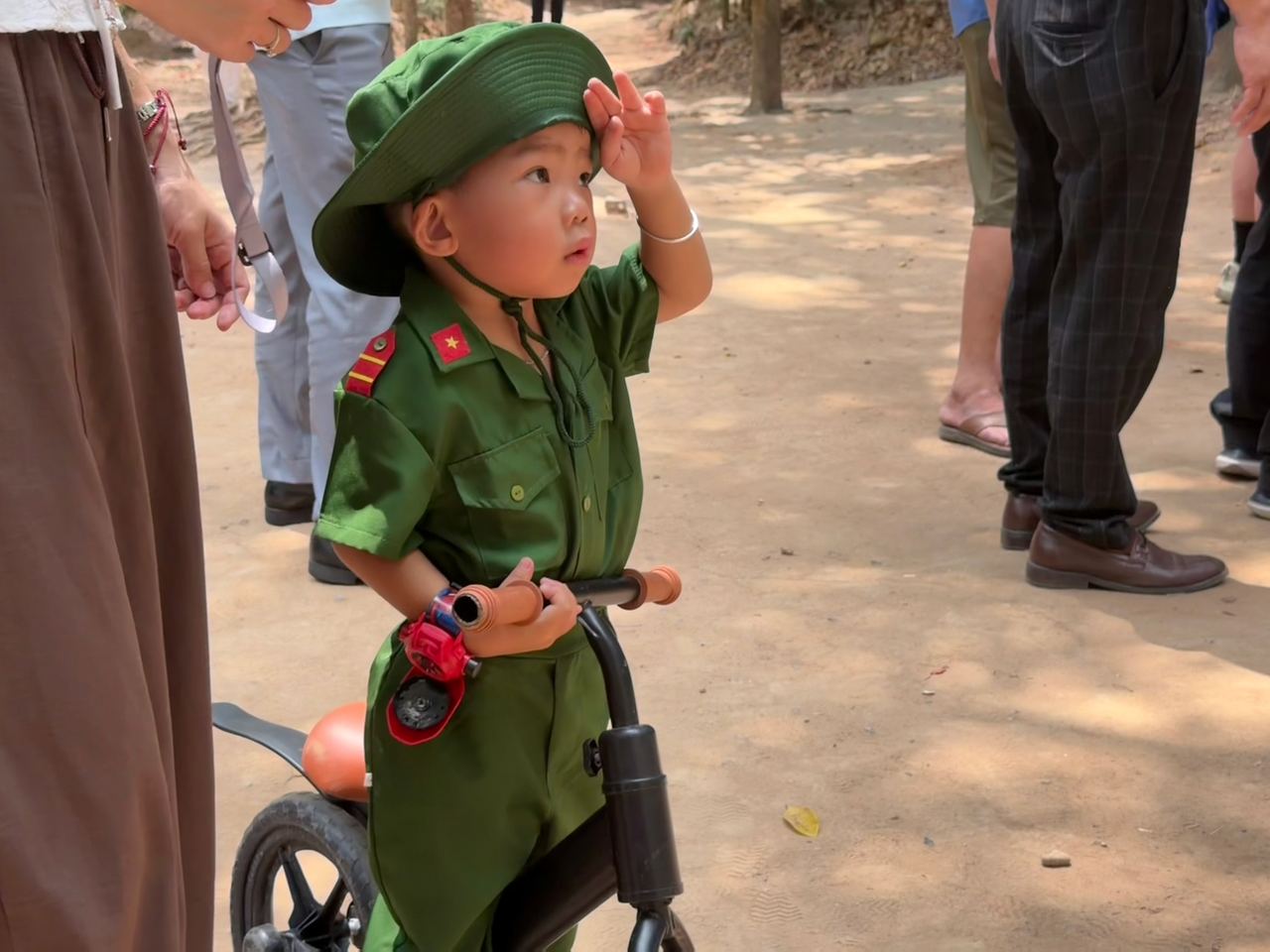 Khách Tây chăm chú nghe lịch sử tại Địa đạo Củ Chi ngày 30/4