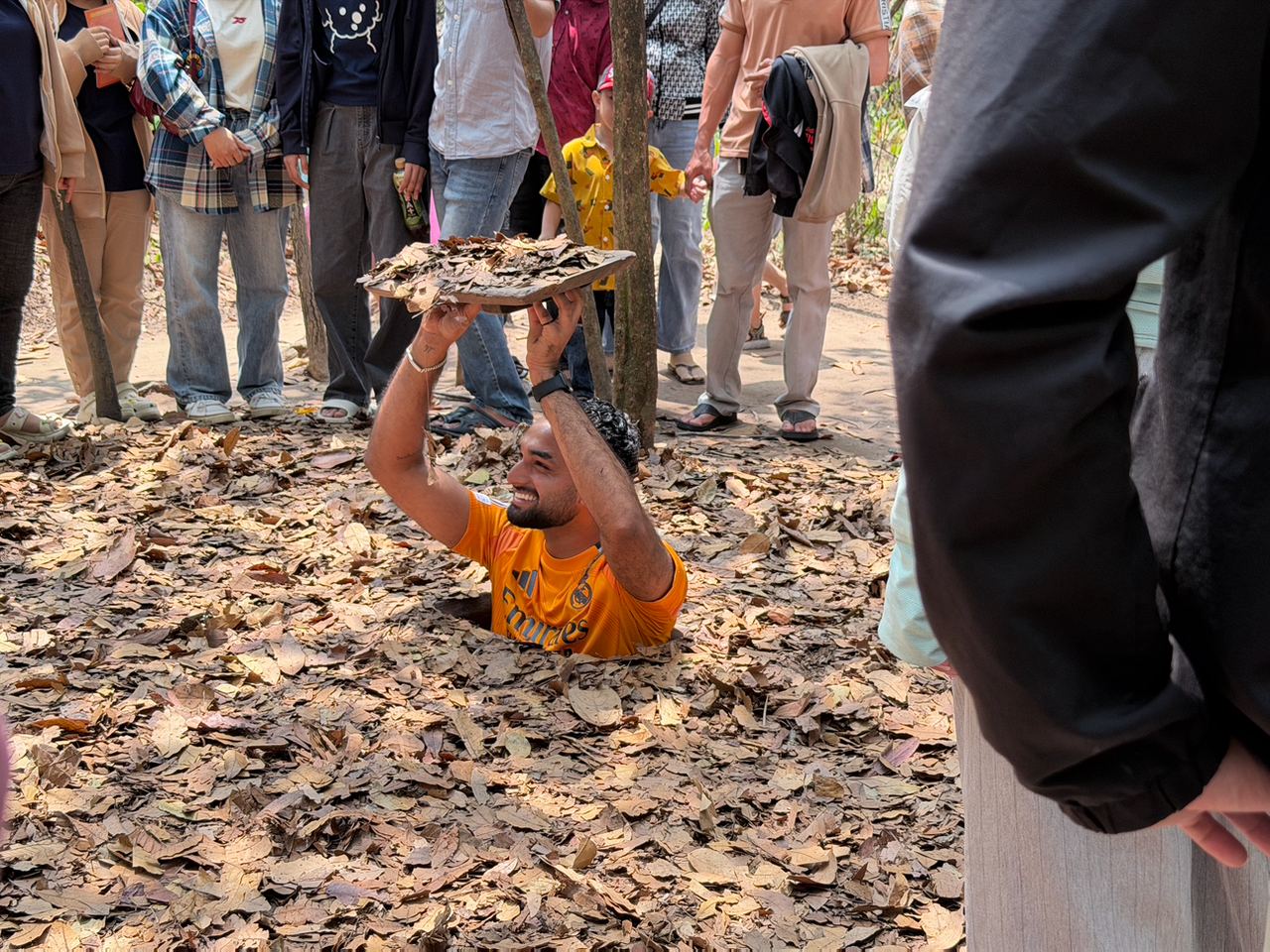Khách Tây chăm chú nghe lịch sử tại Địa đạo Củ Chi ngày 30/4