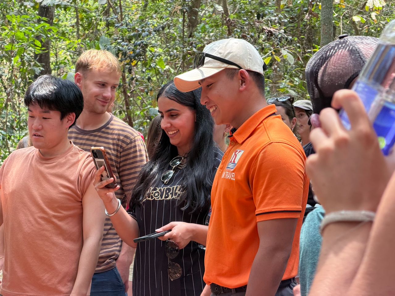  Du khách bày tỏ sự thích thú khi thực hiện thử thách chui xuống địa đạo Củ Chi