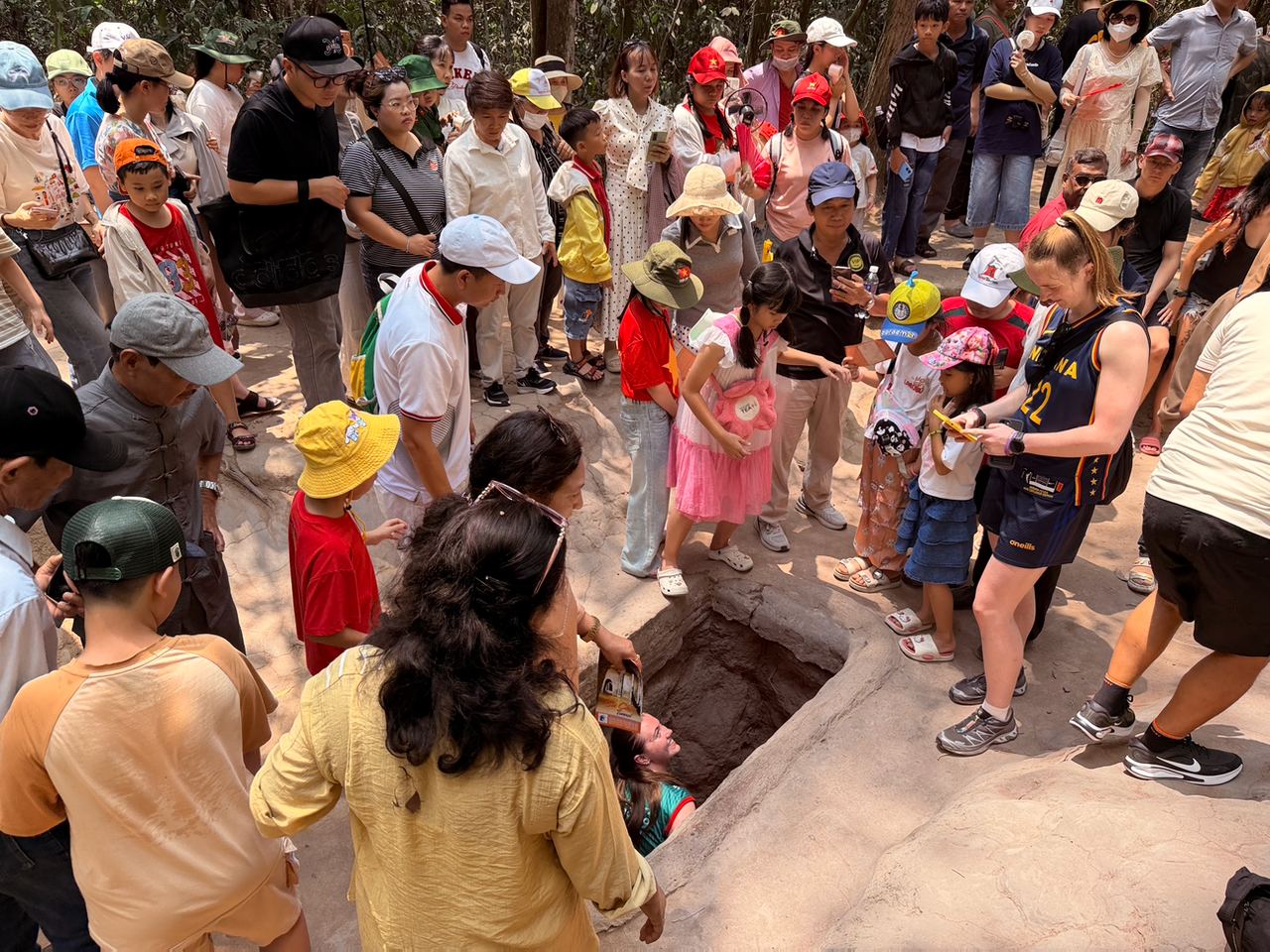 Khách Tây chăm chú nghe lịch sử tại Địa đạo Củ Chi ngày 30/4