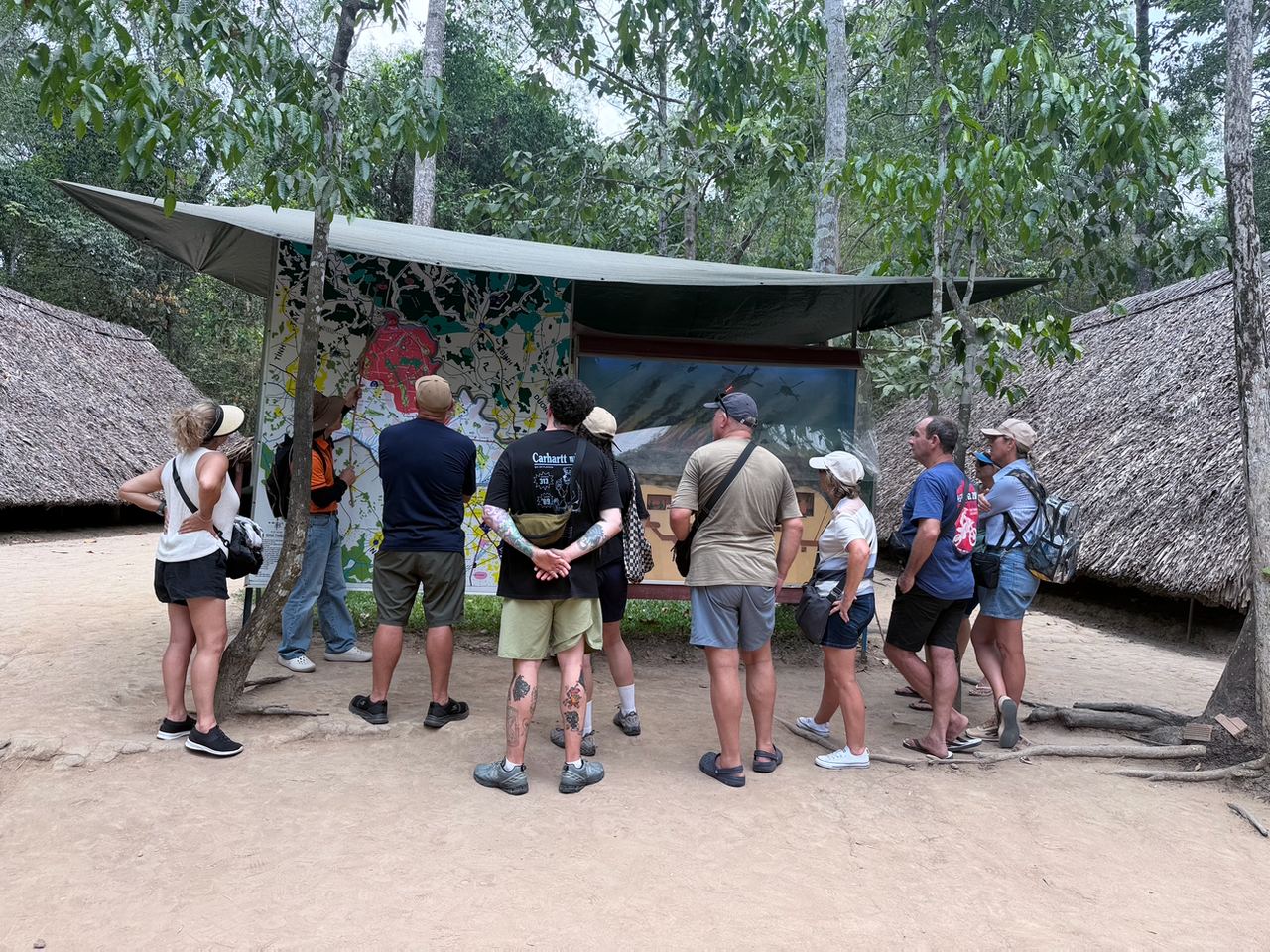 Khách Tây chăm chú nghe lịch sử tại Địa đạo Củ Chi ngày 30/4