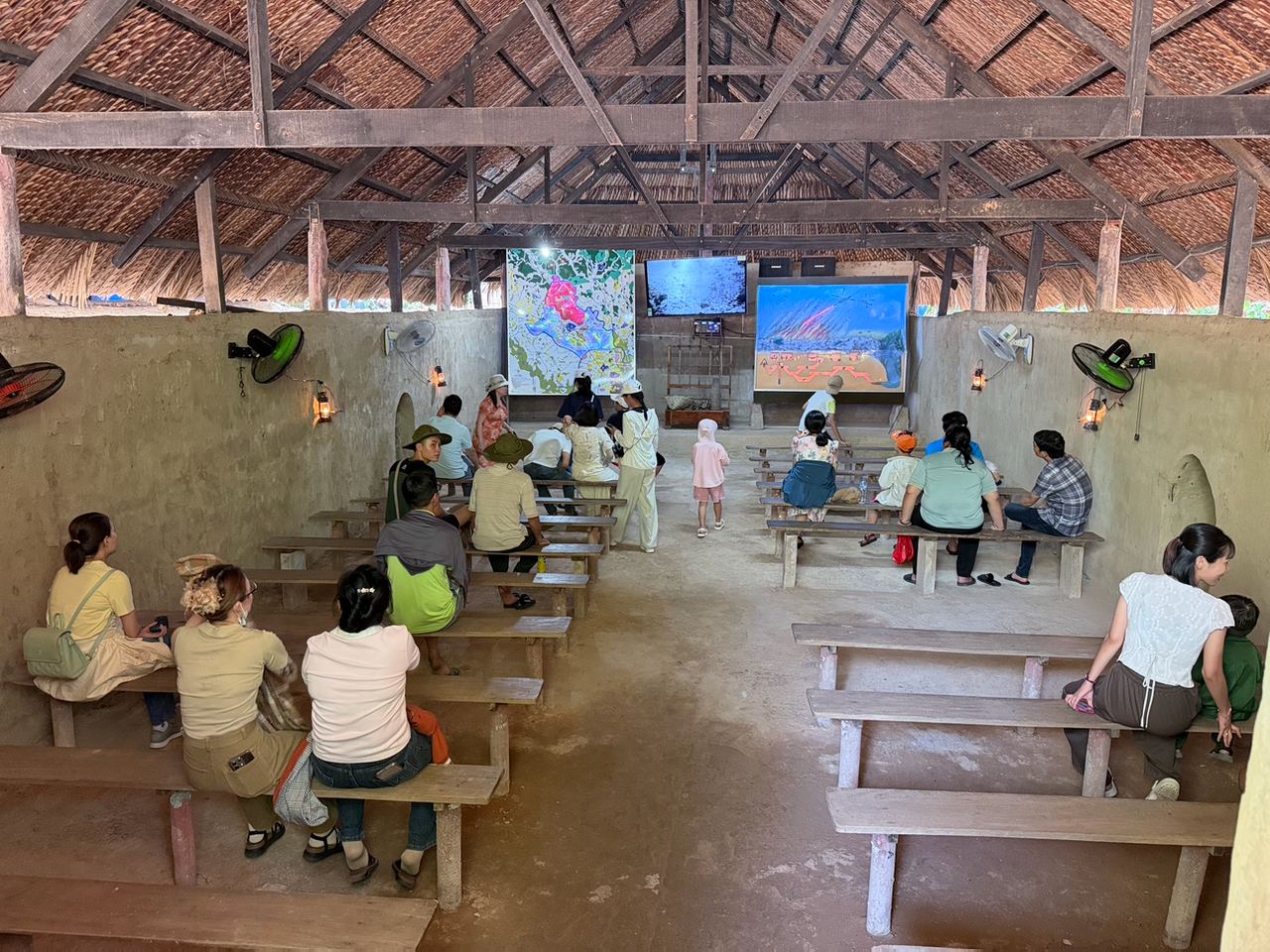 Khách Tây chăm chú nghe lịch sử tại Địa đạo Củ Chi ngày 30/4