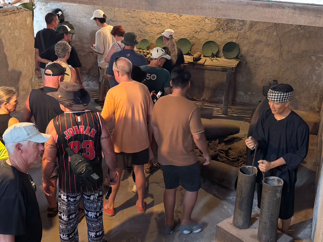 Tại các khu vực trọng điểm như hầm bí mật, bếp Hoàng Cầm hay các đoạn địa đạo thu hút đông đảo khách nước ngoài chăm chú khám phá và trải nghiệm