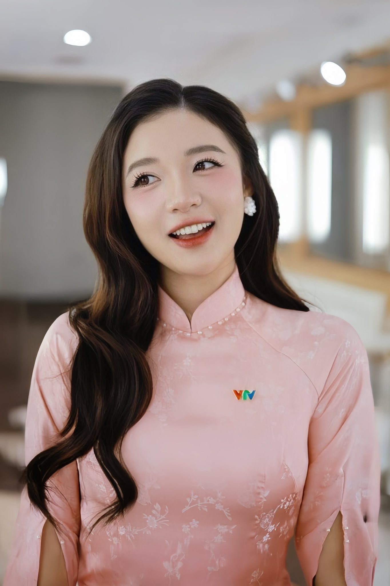 MC trẻ nhất VTV cao 1m50 lấy chồng giám đốc, từng rộ tin đồn nghỉ việc đi du học Singapore, Mỹ: Bây giờ thế nào?