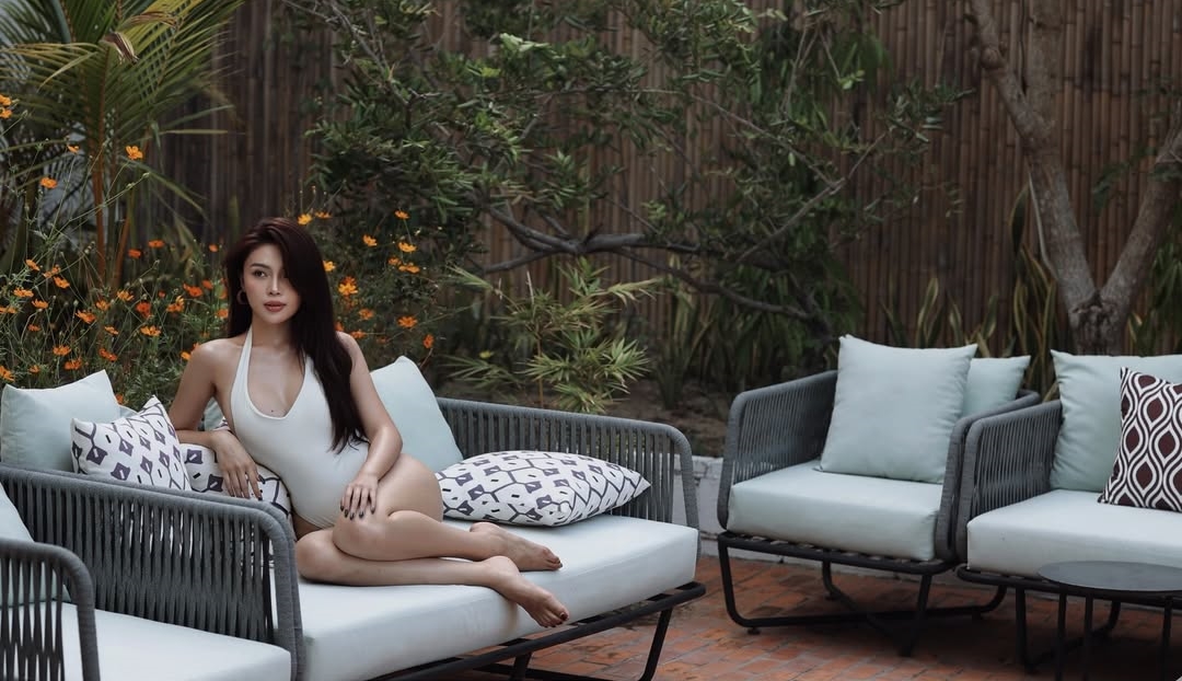 Rachel Phan - người yêu Michael Trương vốn là mỹ nhân theo đuổi style gợi cảm nên tinh thần đi biển của người đẹp này cứ phải gọi là “cháy” nhất có thể.