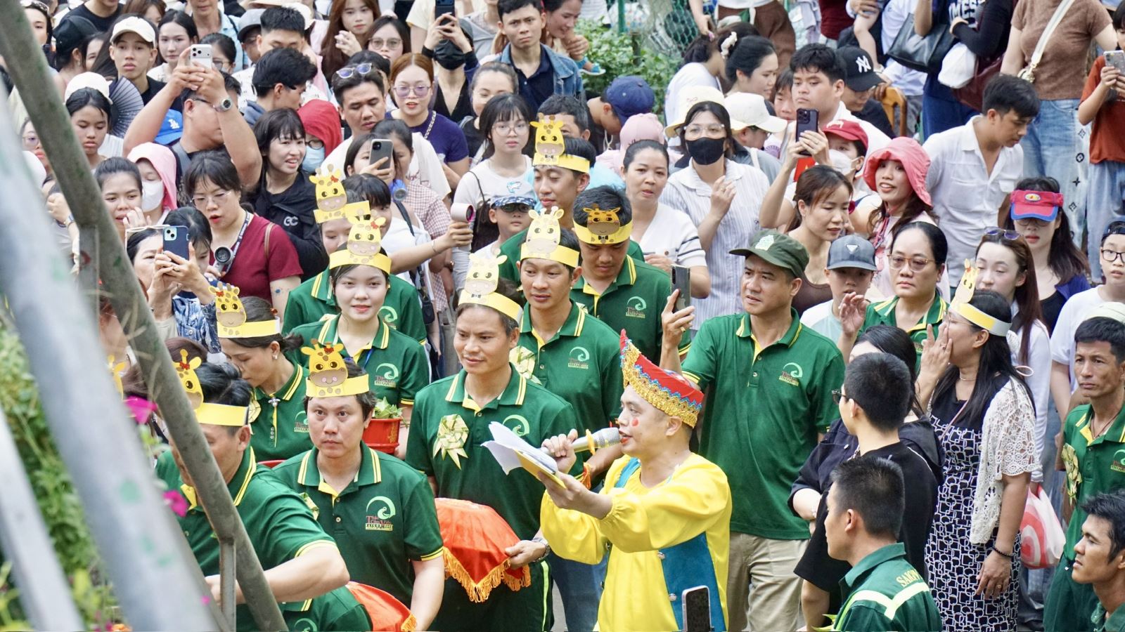 Biển người đến dự đám cưới của cặp đôi hươu cao cổ (Ảnh: Báo Tin tức và Dân tộc)