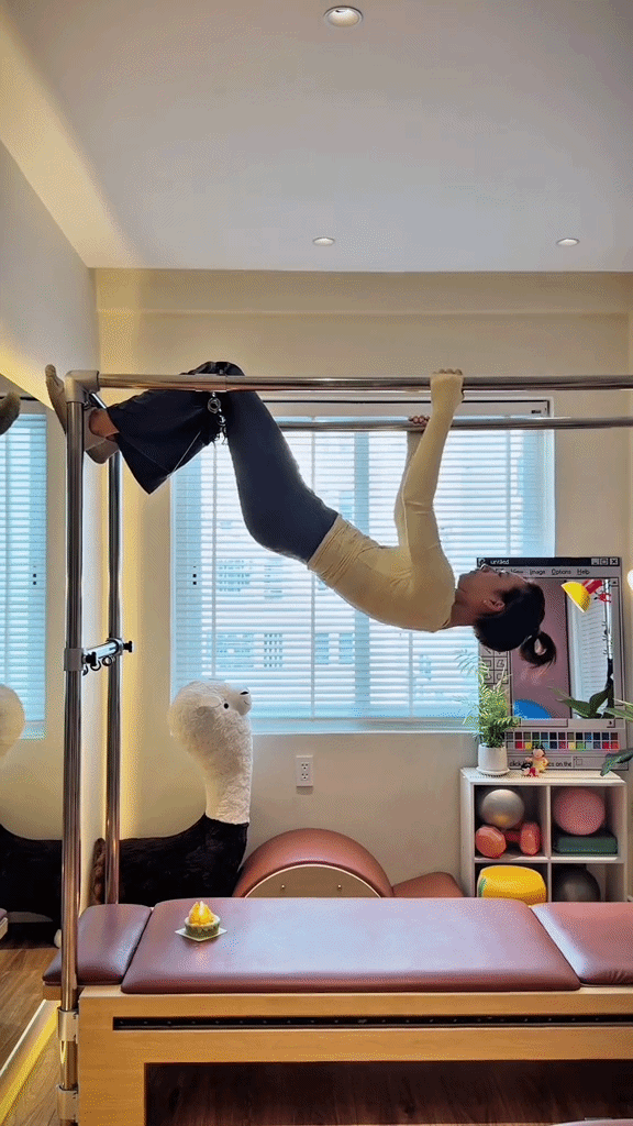 Phương Anh Đào thực hiện động tác treo mình đầy uyển chuyển, chuyên nghiệp. 