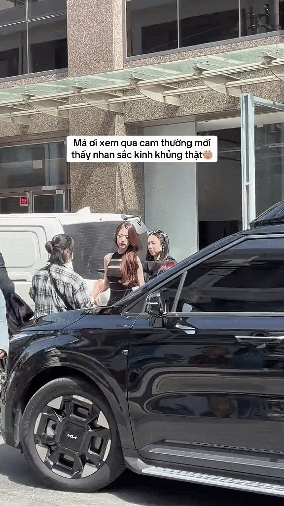 Jang Wonyoung vẫn xinh đẹp nhưng đôi môi sưng tều kém tự nhiên khiến nhiều người không khỏi bàn tán.