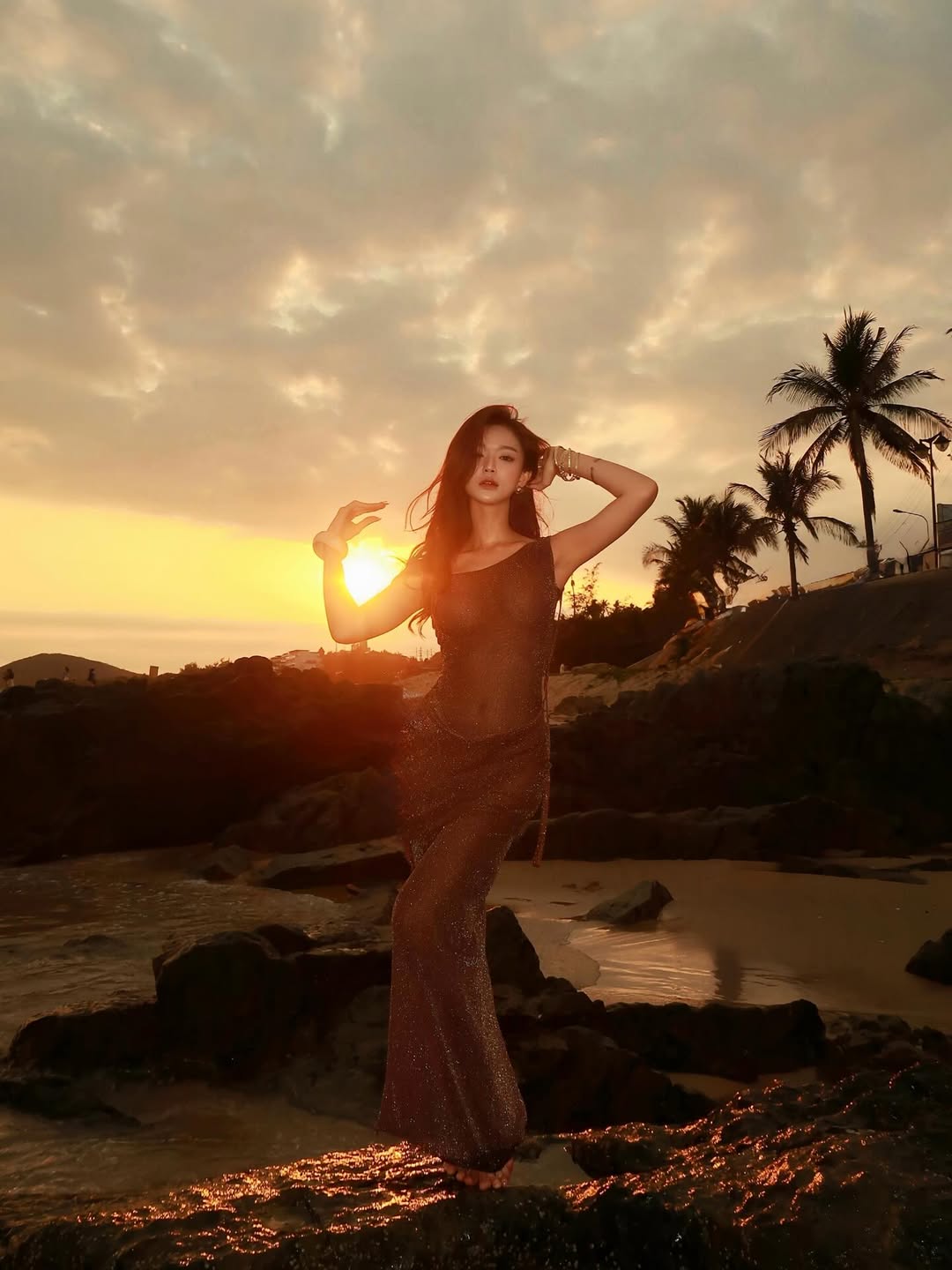 Trong khi đó, hot girl Hoàng Yến chọn thiết kế váy xuyên thấu, ôm sát hình thể. Chắc phải xếp cô nàng vào hàng mỹ nhân “năng suất” nhất dịp lễ này khi liên tục cho ra nhiều bộ hình khác nhau.