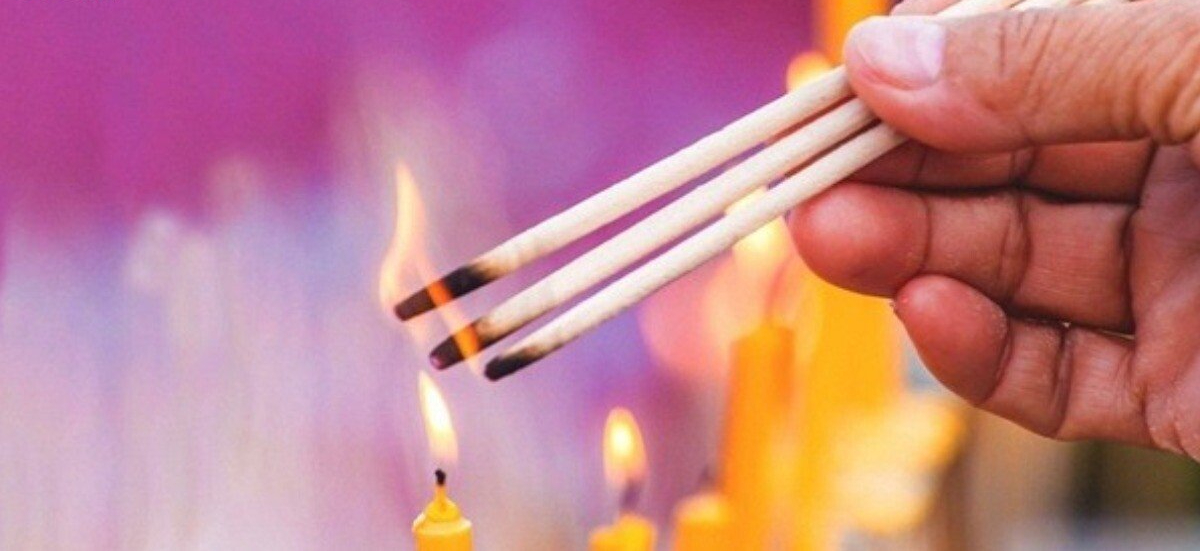 3 khung giờ nên thắp hương trong ngày