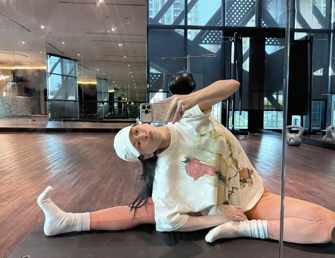 Phương Anh Đào thổi nến theo cách đặc biệt, nhìn là biết giữ dáng có nghề