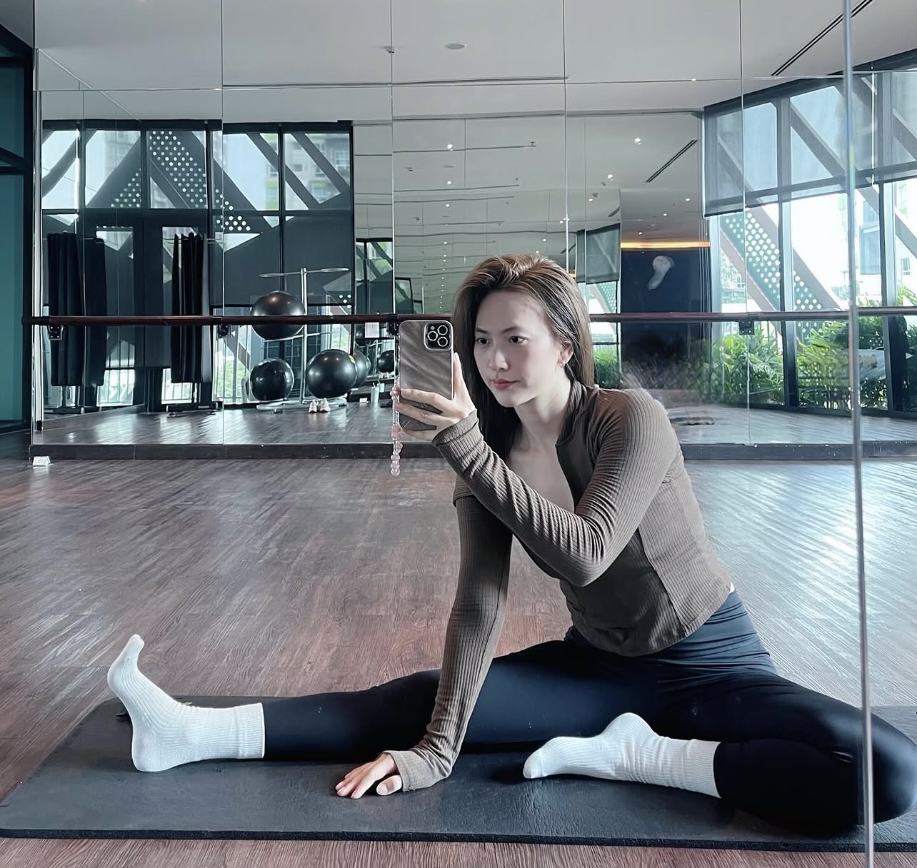 Phương Anh Đào thổi nến theo cách đặc biệt, nhìn là biết giữ dáng có nghề